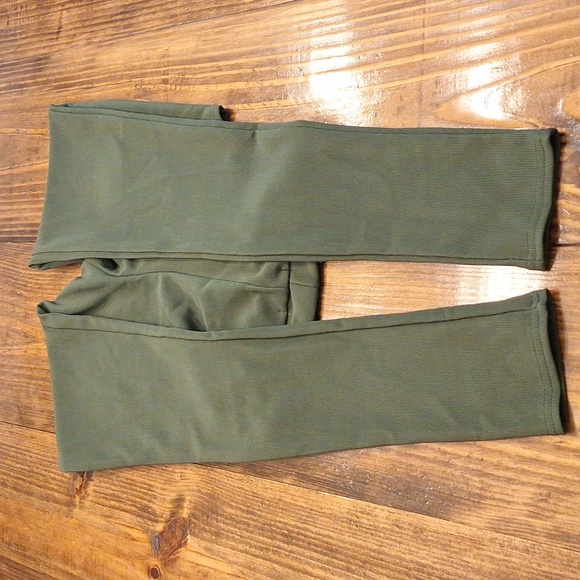 NWT PrettyLittleThing Army Green High Rise Hip Cut Out Leggings Size 6 - Picture 4 of 9